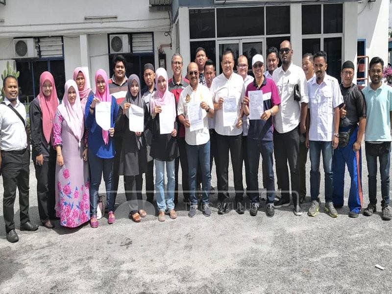  Abd Rahman (depan, lima kiri) menunjukkan laporan polis yang dibuat di Balai Polis Sabak Bernam, pagi tadi.