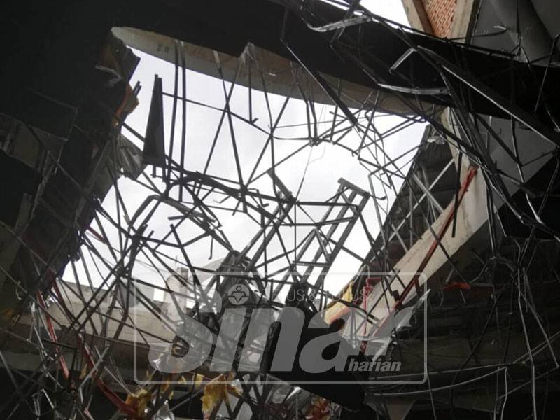 Salah sebuah dinding Planetarium Melaka yang runtuh sehingga menyebabkan kerosakan siling kapur dan beberapa kerosakan lain.