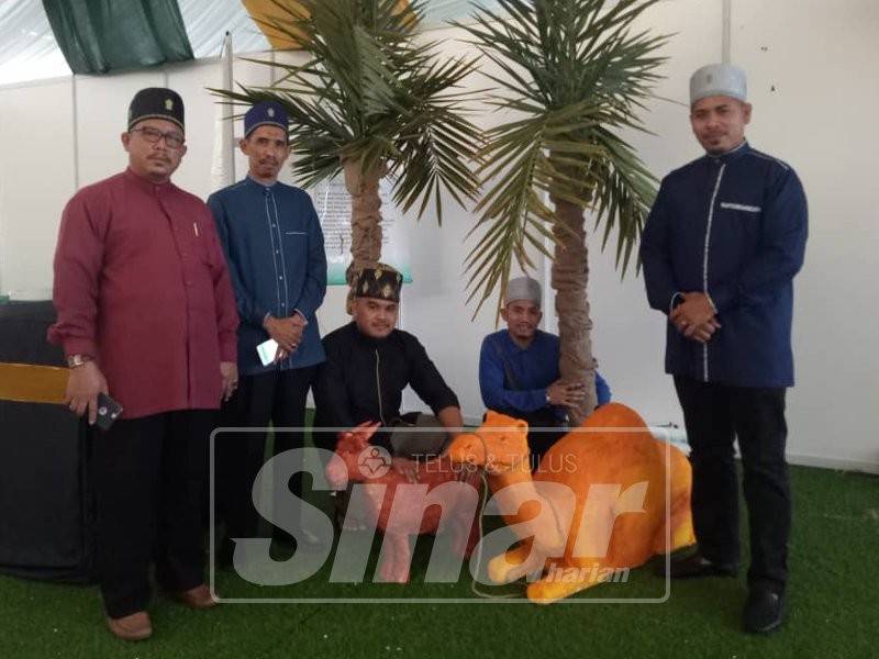 Hamzah (dua, kiri) bersama rakan-rakan dari GISB Holding Sdn Bhd bersama replika yang bakal dipamerkan untuk pameran menghayati Rasulullah SAW.