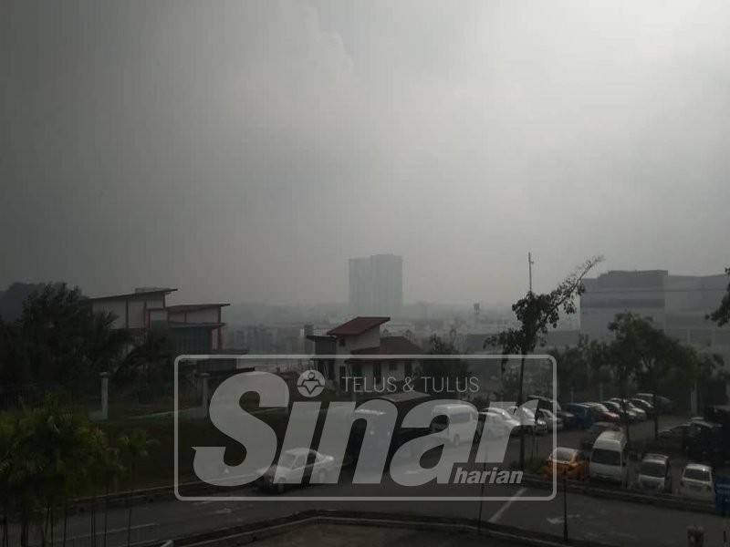  Keadaan sekitar kawasan Bandar Meru Raya yang berjerebu pagi ini.