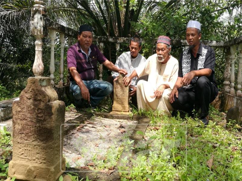 Batu nesan Makam Tok Raja Ri tertera tulisan Arab Parsi.
