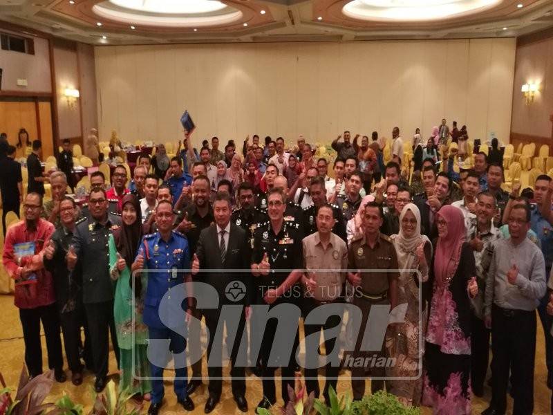 Zakaria (tengah) bersama peserta yang terlibat dalam Majlis Perasmian Penutup Latihan Pengurusan Pengoperasian Bencana Peringkat Negeri.