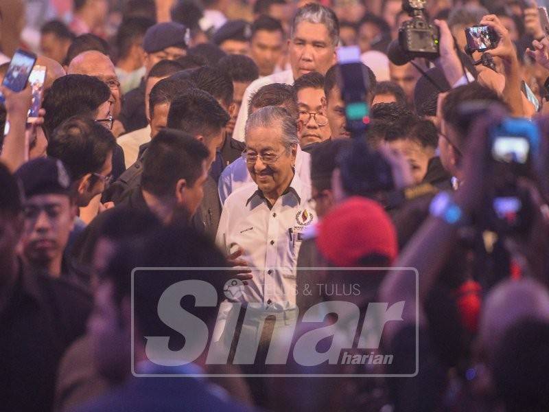 Mahathir ketika tiba di majlis perasmian. - Foto Sharifudin Abdul Rahim
