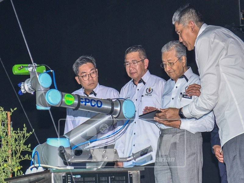 Perdana Menteri, Tun Dr Mahathir Mohamed diiringi Menteri Pertanian dan Industri Asas Tani, Datuk Salahuddin Ayub merasmikan MAHA 2018. - Foto Sharifudin Abdul Rahim