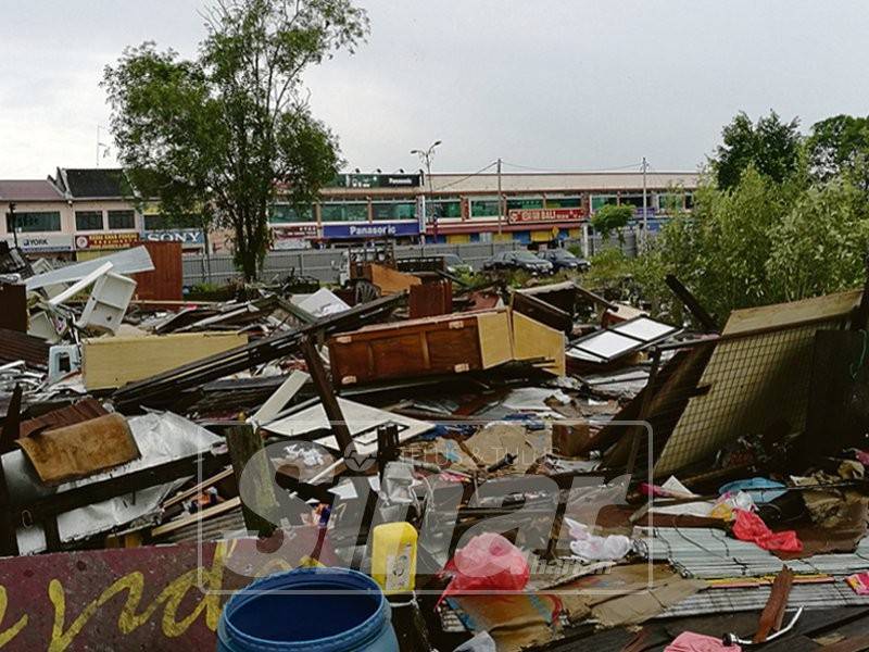 Keadaan di Jeti Pontian Kechil selepas pemililknya bertindak mengosongkan premis tersebut.