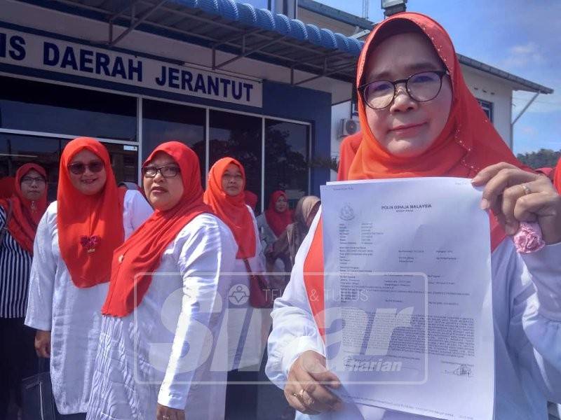 Siti Hajar menunjukkan laporan polis yang dibuatnya.