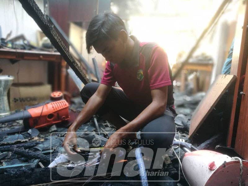 Haikal melihat sebahagian buku miliknya yang terbakar.