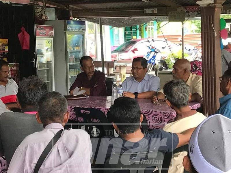 Zahran (tengah) ketika sesi perbincangan bersama nelayan daerah Yan, hari ini.