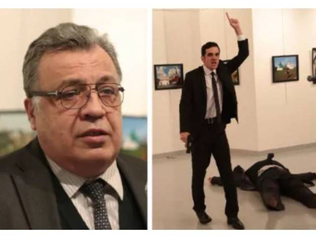 Karlov (kiri) ditembak mati ketika sedang berucap di majlis perasmian di sebuah galeri seni di Ankara pada Disember 2016.