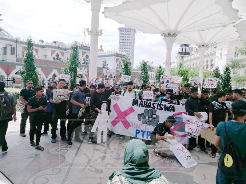 Lebih 100 mahasiswa menyertai Himpunan Tuntut Janji PTPTN, hari ini dengan berarak ke ibu pejabat PTPTN.