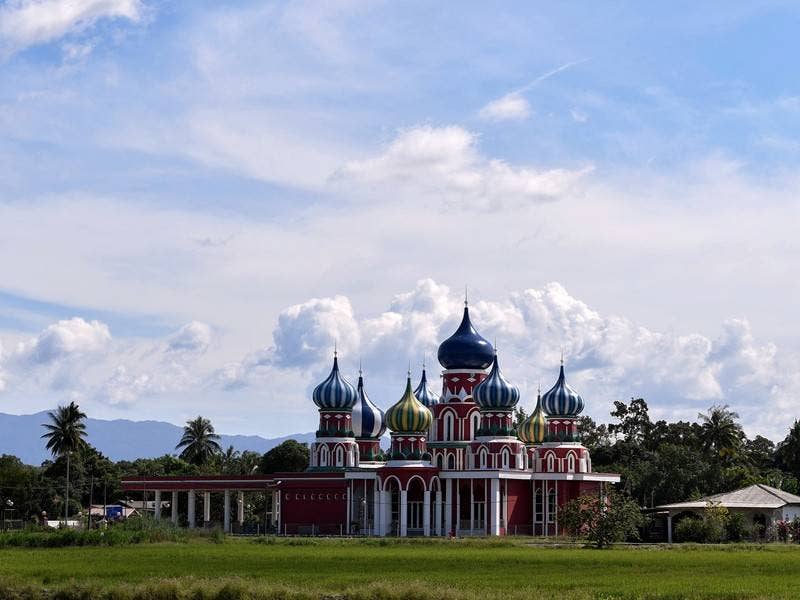 Masjid Lapan Kubah di Kampung Lapan Kotak, Jerteh, yang mendapat jolokan sebagai Masjid Russia kerana seni binanya seakan-akan St Basil Cathedral di Moscow, Russia berjaya menarik perhatian orang ramai ketika tinjauan baru-baru ini. - Foto Bernama