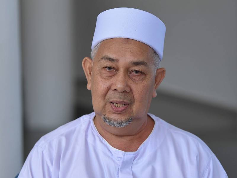 Timbalan Pengerusi Masjid Lapan kubah, Wan Ahmad Wan Yaacob, 64, atau lebih dikenali sebagai 'Bilal Edi' menceritakan sejarah pembinaan Masjid Lapan kubah di Kampung Lapan Kotak, Jerteh ketika ditemui baru-baru ini. - Foto Bernama