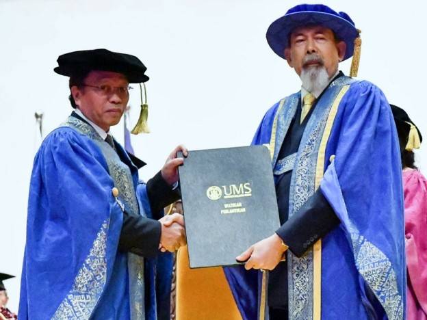 Ketua Menteri Sabah Datuk Seri Mohd Shafie Apdal (kiri) menerima watikah pelantikan sebagai Pro-Canselor Universiti Malaysia Sabah (UMS) yang baharu dari Yang Di-Pertua Negeri Sabah Tun Dr Juhar Mahiruddin sempena Majlis Konvokesyen UMS ke-20 semalam. - Foto Bernama