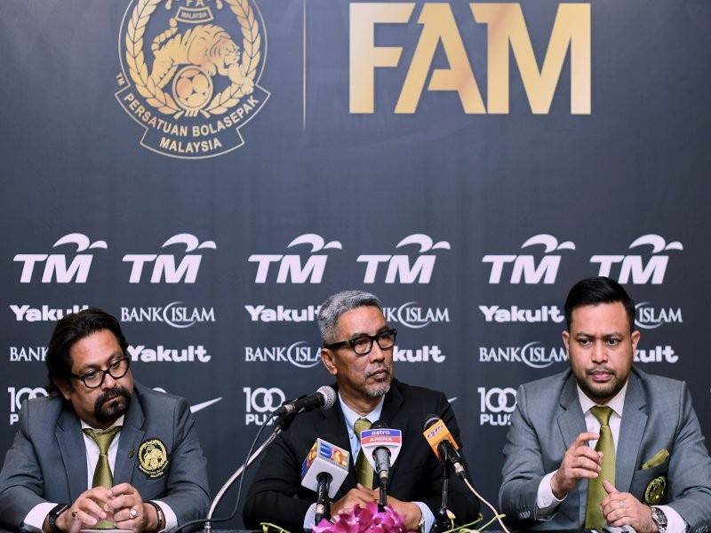Timbalan-timbalan Presiden Persatuan Bolasepak Malaysia (FAM) Datuk Yusof Mahadi (tengah) dan Datuk Seri Subahan Kamal (kiri) ketika sidang media selepas Mesyuarat Jawatankuasa Eksekutif FAM kali ke-6 bagi penggal 2017-2021. - Foto Bernama