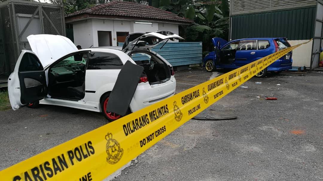 
Beberapa kenderaan yang diletakkan dalam kuil turut dipecahkan cerminnya.