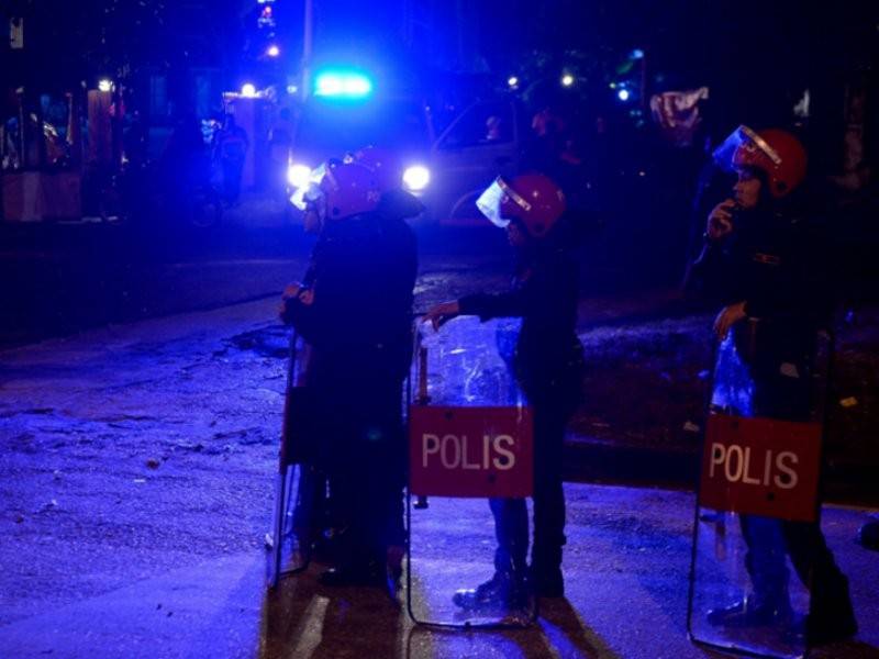 Anggota Polis Simpanan Persekutuan (FRU) dilihat berkawal di hadapan Kuil Sri Maha Mariamman USJ 25, Putra Heights sebagai langkah berjaga-jaga menghadapi sebarang kemungkinan pada tinjauan malam tadi. Foto: Bernama