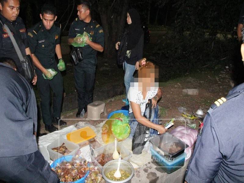 Wanita ini berjaya ditahan manakala seorang lelaki dipercayai suaminya berjaya meloloskan diri.