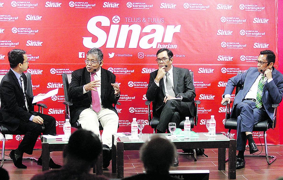 
Dari kanan: Daud, Krishna, Jalani dan moderator, Fedtri Yahya pada Wacana Sinar Harian, semalam.