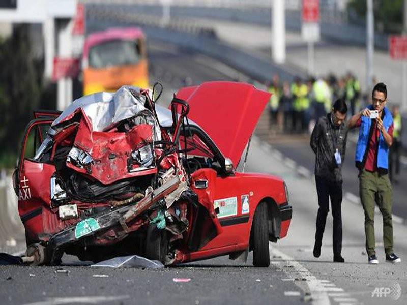 Keadaan teksi yang remuk akibat nahas di di Tsing Yi, kira-kira jam 5 pagi waktu tempatan, awal hari ini. - Foto AFP
