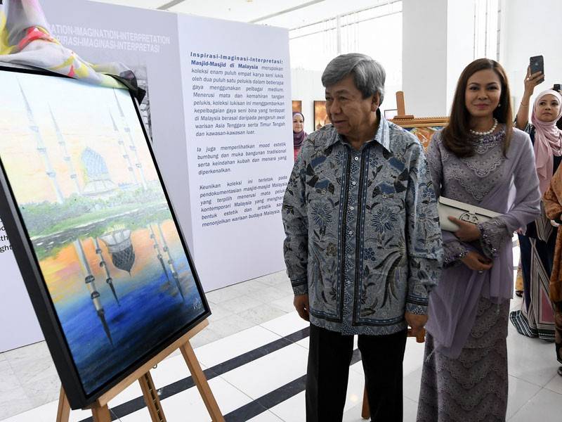Sultan Selangor Sultan Sharafuddin Idris Shah bersama Tengku Permaisuri Selangor Tengku Permaisuri Norashikin ketika berkenan melancarkan pameran seni bertajuk 'Inspirasi Imaginasi Interpretasi Masjid-Masjid di Malaysia di Muzium Kesenian Islam hari ini. - Foto Bernama