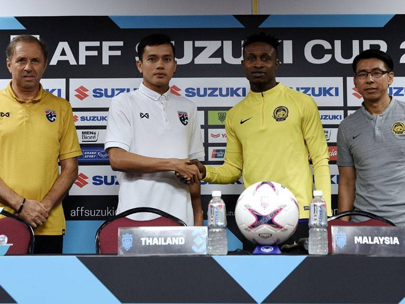 Pemain Malaysia, Mohamadou Sumareh (dua,kanan) bersalaman dengan pemain Thailand Korrakot Wiriyaudomsiri (dua,kiri) pada sidang media menjelang perlawanan separuh akhir pertama Kejohanan Piala AFF, di Stadium Nasional Bukit Jalil hari ini. - Foto Bernama