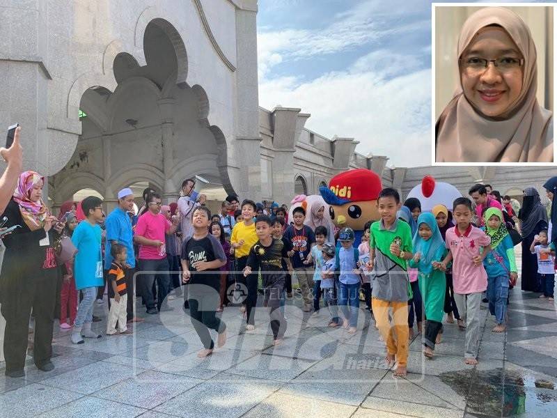 Golongan kanak-kanak menyertai acara simbolik bagi MICF Virtual Run berlangsung sempena Pesta Kanak-Kanak Islam Malaysia kali ke- 6 di Masjid Wilayah Persekutuan, hari ini.