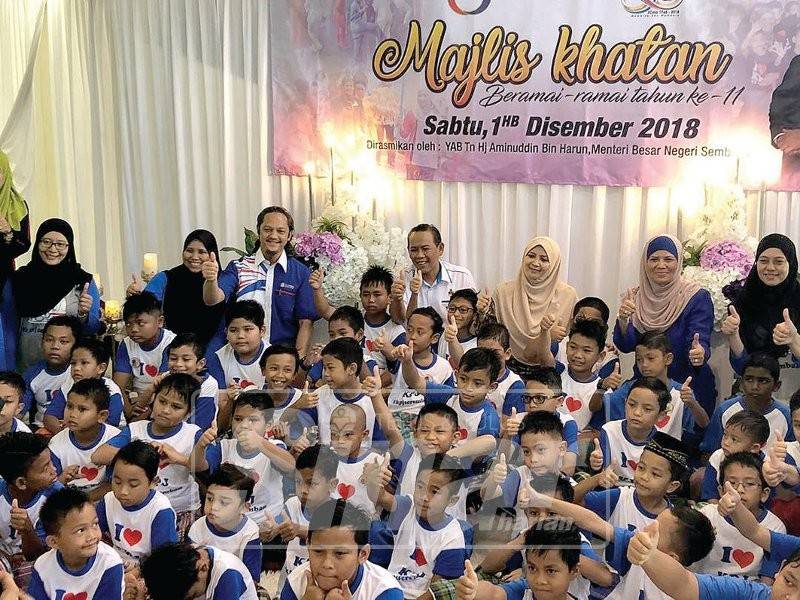 Aminuddin sewaktu meraikan program khatan beramai-ramai di Hospital KPJ, semalam.