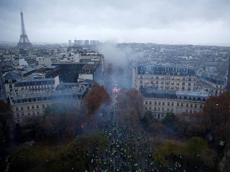 Perusuh 'ves kuning' mencetus kekacauan ganas di bandar Paris. - Foto Reuters