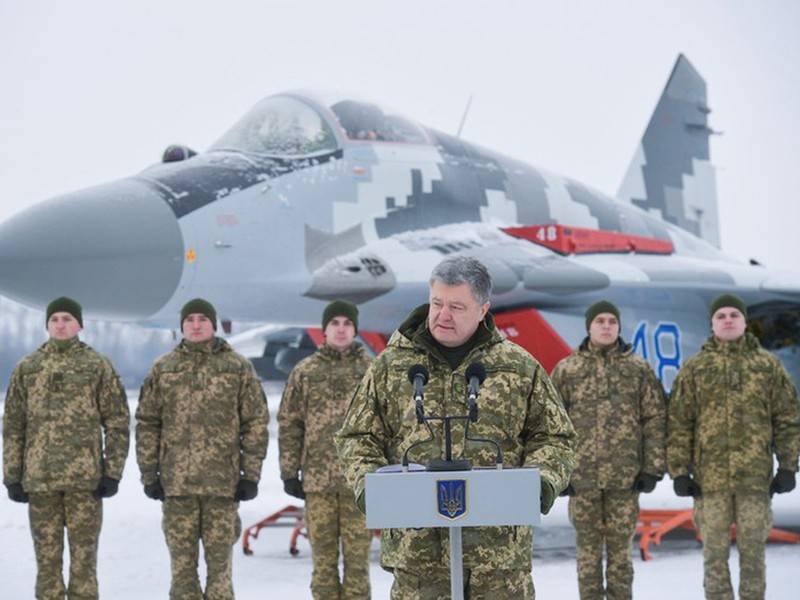 Presiden Ukraine, Petro Poroshenko berucap di sebuah pangkalan tentera udara Ukraine.- Foto wsau.com