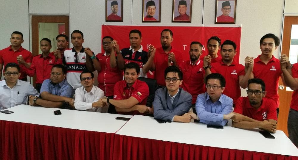 
Hasnul Zulkarnain (duduk, tengah) pada sidang media semalam.