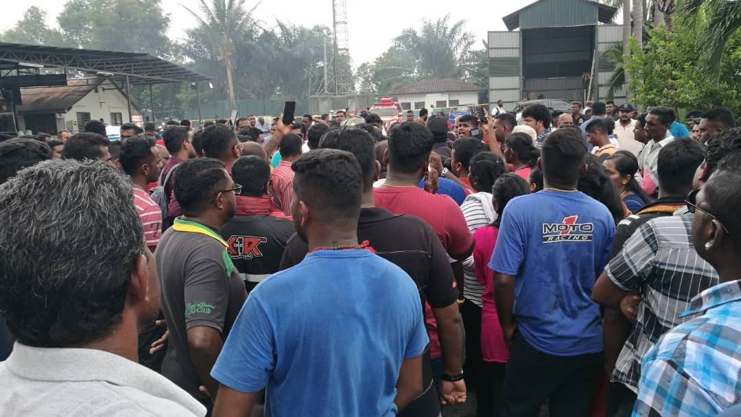 Masyarakat Hindu datang dan berkumpul di kuil selepas mendapat tahu insiden kekecohan yang berlaku