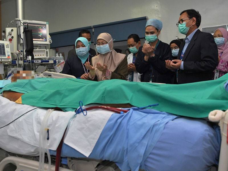 Wan Azizah menziarahi Muhammad Adib yang dirawat di Institut Jantung Negara hari ini. - Foto Bernama