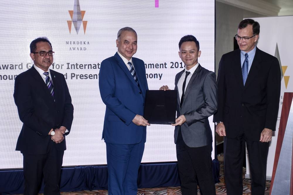 Sultan Nazrin Shah berkenan menyampaikan Anugerah Merdeka Umum Penerima Geran Penyelidikan Penempatan Antarabangsa 2018 kepada seorang penerima, Dr Ong Wee Jun (dua, kanan) yang merupakan pembantu profesor di School of Energy and Chemical Engineering di Xiamen Universiti, Malaysia. Foto: Bernama