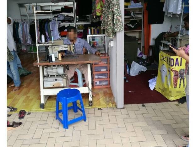  Baju polis tentera tergantung di kedai Mat Bangla 