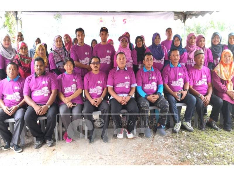 Mohd Muktafi (duduk, lima kanan) bergambar bersama sukarelawan pada Program Tanaman Pokok Berembang Sempena Program Alam Sekitar MDSB di Pusat Konservasi Kelip-Kelip Sungai Panjang, di sini.