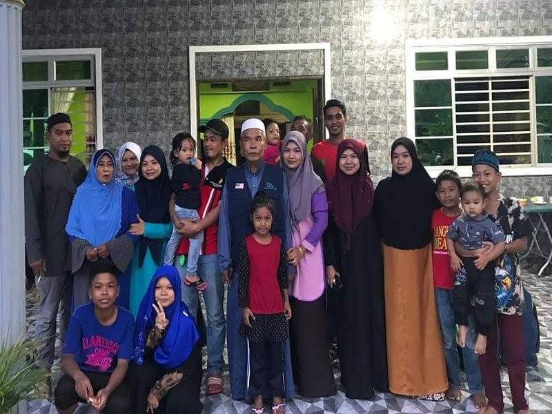 Ahmad bergambar bersama ahli keluarga sebelum berangkat.