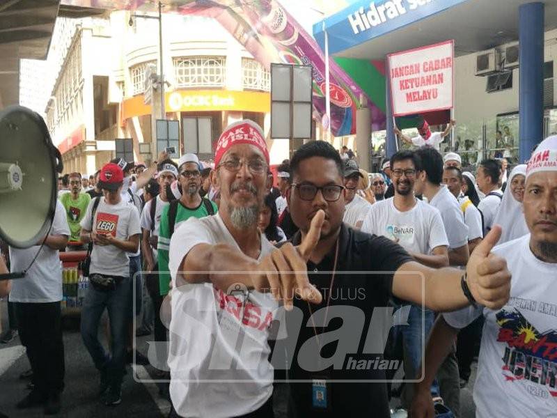 Pak Long (kiri) ketika ditemui Sinar Harian di lokasi himpunan hari ini. - Foto Sinar Harian