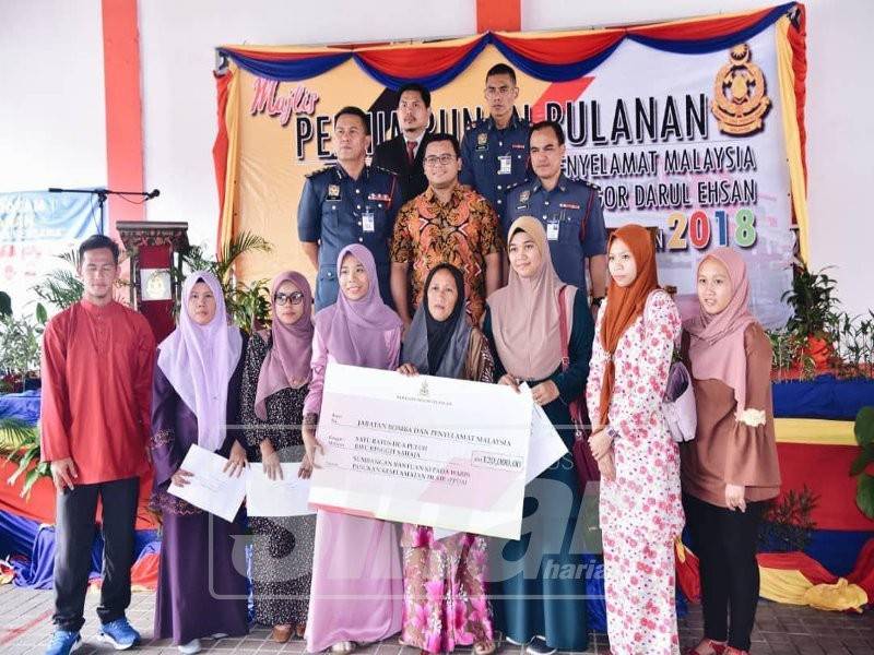 Waris 6 anggota Bomba yang terkorban dalam ketika operasi dan menyelamat di Taman Putra Perdana, 3 Oktober lalu, menerima sumbangan yang dijanjikan Kerajaan Negeri.