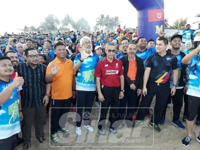 Peserta Larian Pantai Musim Tengkujuh bersama Raja Kamarul Bahrin Shah (tengah) sebelum pelepasan.