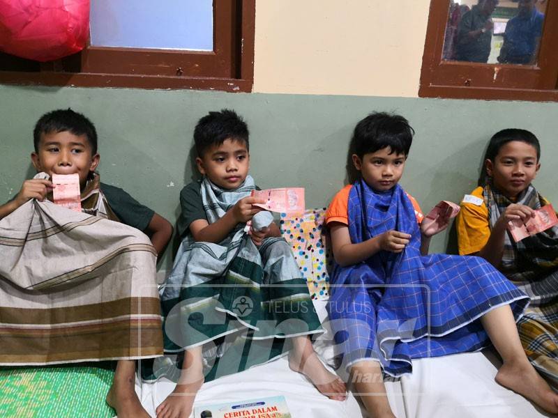 Pihak masjid ambil hati kanak-kanak yang siap berkhatan dengan duit RM10. 