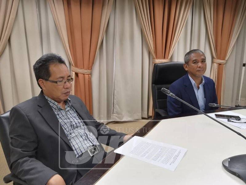 Dr Nik Mohd Azlan (kanan) ketika sidang media di pejabatnya hari ini.