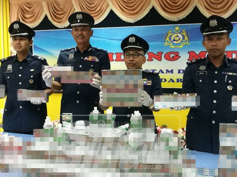  Johari (dua, kiri) menunjukkan lori muatan rokok seludup itu.