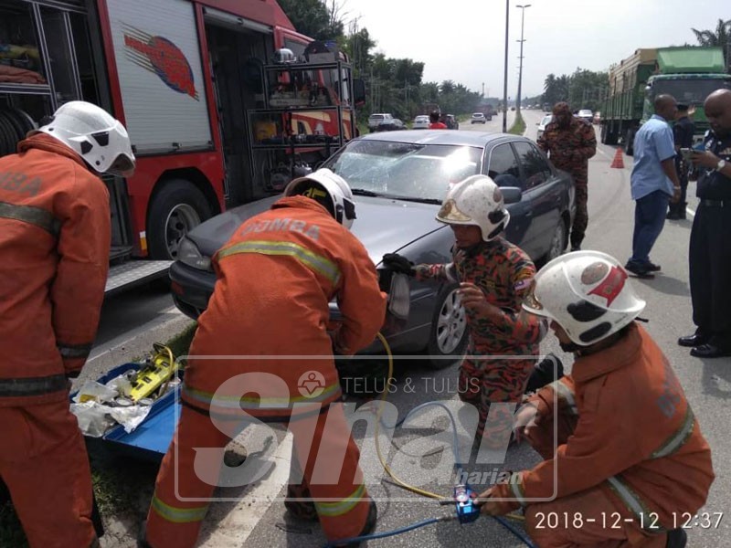 Anggota bomba cuba mengeluarkan mangsa yang berada di bawah kenderaan. - Foto ihsan bomba