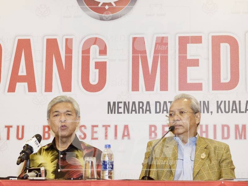 Ahmad Zahid dan Annuar pada sidang media di Pusat Dagangan Dunia Putra (PWTC), hari ini.