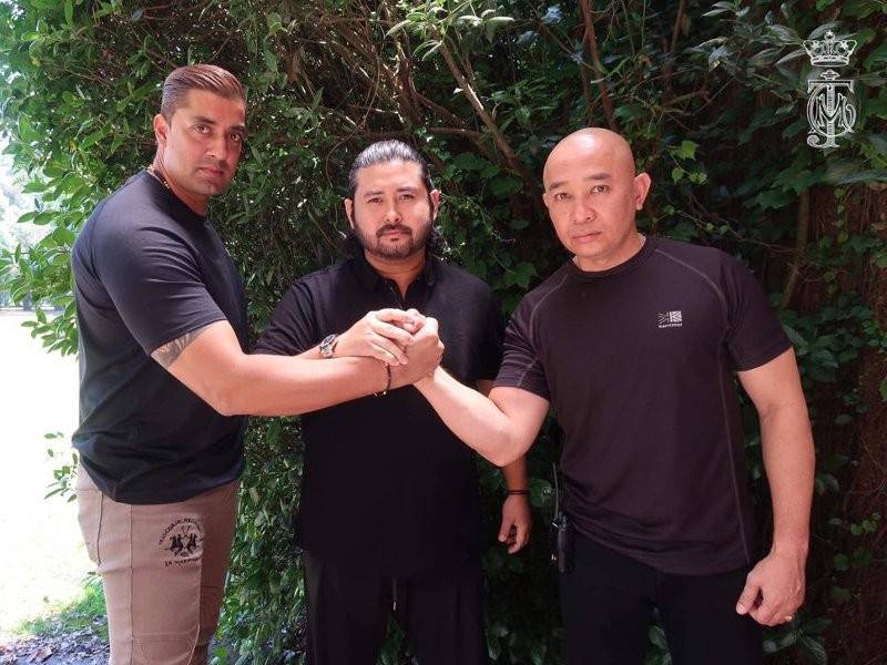 Tunku Ismail bersama dua pegawai yang disebutkannya.