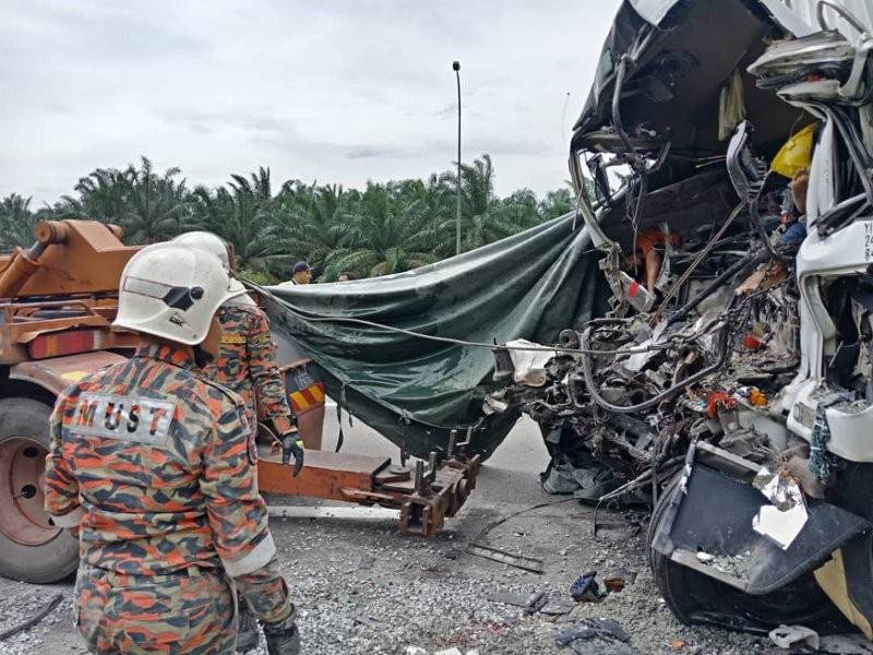 Keadaan kemalangan menyebabkan dua lelaki maut. - Foto Ihsan bomba