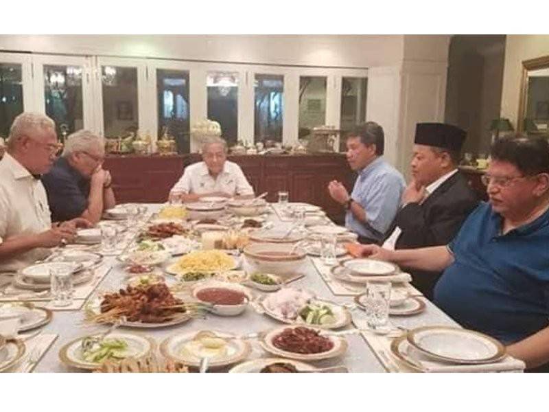 Gambar pemimpin Umno sedang menikmati makan malam bersama Dr Mahathir juga turut ditularkan.