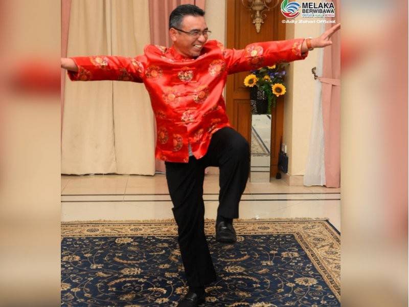 Adly beraksi ala-ala kung fu.