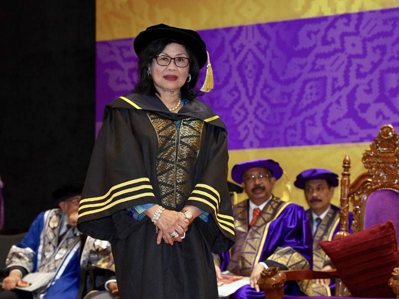 Rafidah menerima Ijazah Kehormat Doktor Falsafah dalam bidang Pentadbiran Perniagaan daripada CUCMS pada majlis Konvokesyen berkenaan hari ini. - Foto Bernama