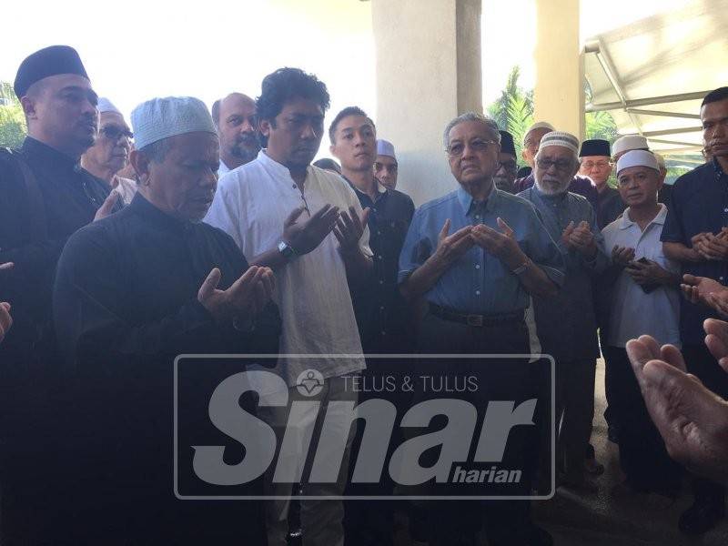Dr Mahathir mengaminkan doa ketika hadir memberi penghormatan terakhir kepada Allahyarham.